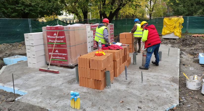 Ma már építették a Kossuth téri kávézót