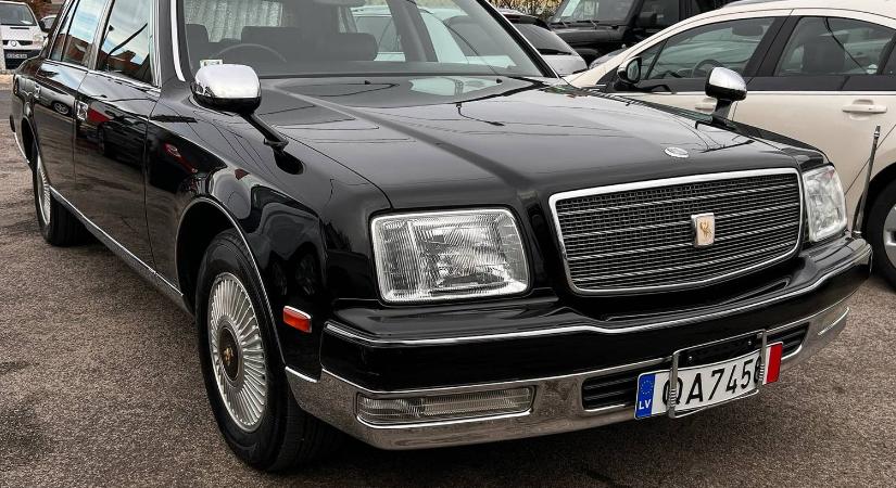Nem hiszel a szemednek, olyan ez a Budapestre érkezett Toyota Century (2000)