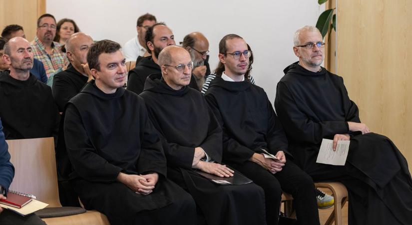 Mit üzennek a mai embernek az időt megszelídítő monostorok?