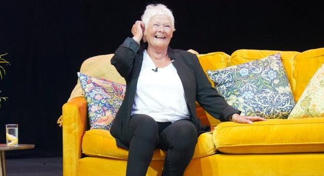 Véletlenül meztelenül köszöntött fel egy színészt a 88 éves Judi Dench