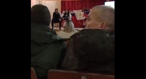 Ünneplő orosz katonákat és fellépő énekesnőt mészároltak le az ukránok - videó