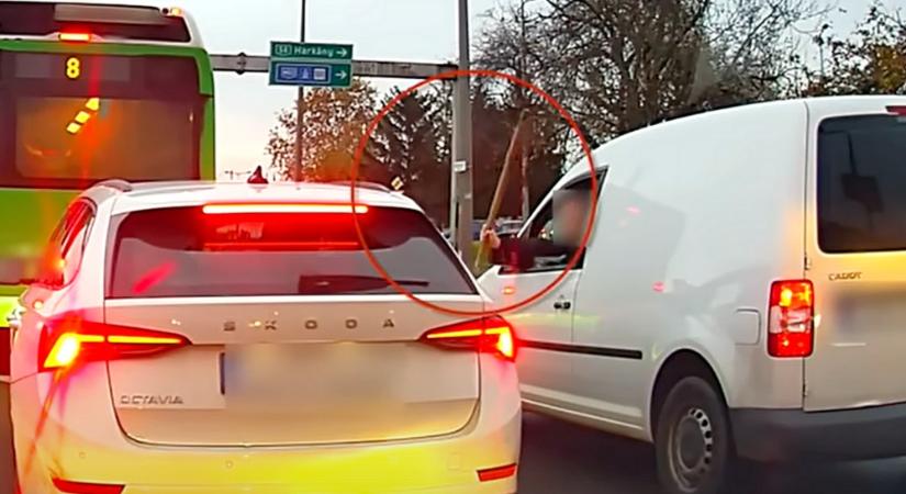 Bottal ütötte a másik kocsit egy mérges sofőr Pécsen