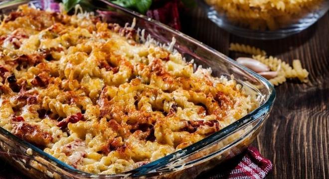 Igazán laktató tepsis tészta gyorsan, belül jó szaftosan