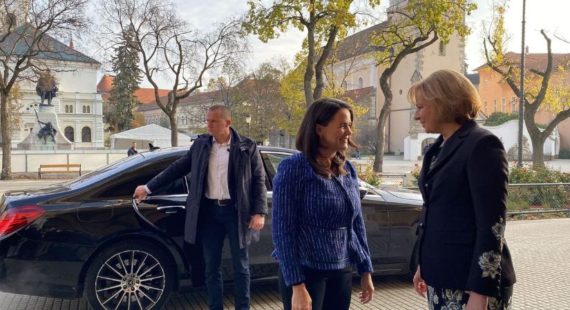 Megérkezett Kecskemétre Novák Katalin, köztársasági elnök