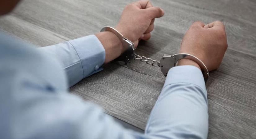 Hálapénz: újabb magyar orvos kezén kattant a bilincs