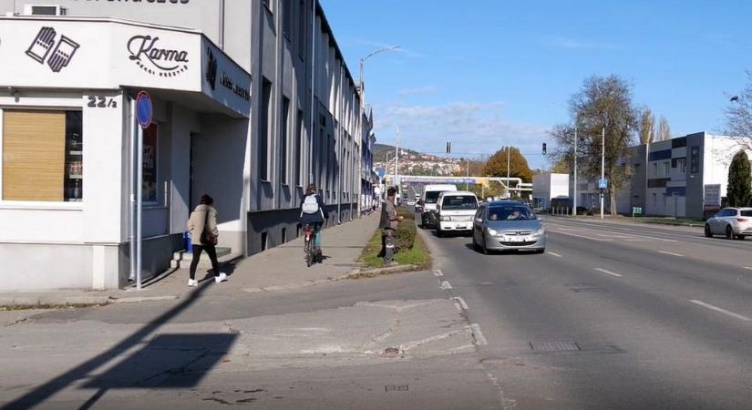 Ismét javítják az utat az egyik legforgalmasabb pécsi szakaszon