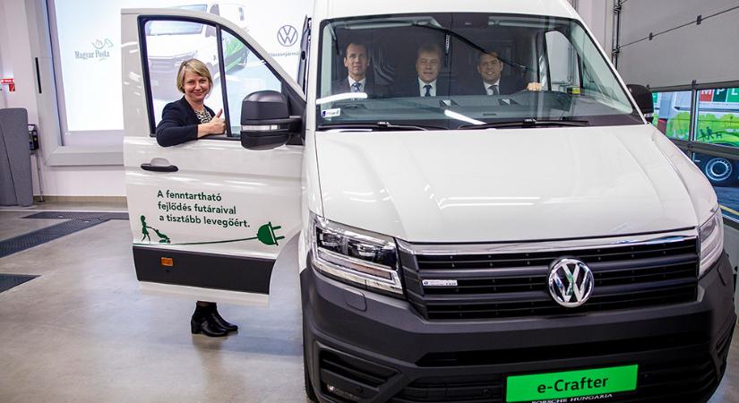 Új elektromos furgonokat vett a Magyar Posta