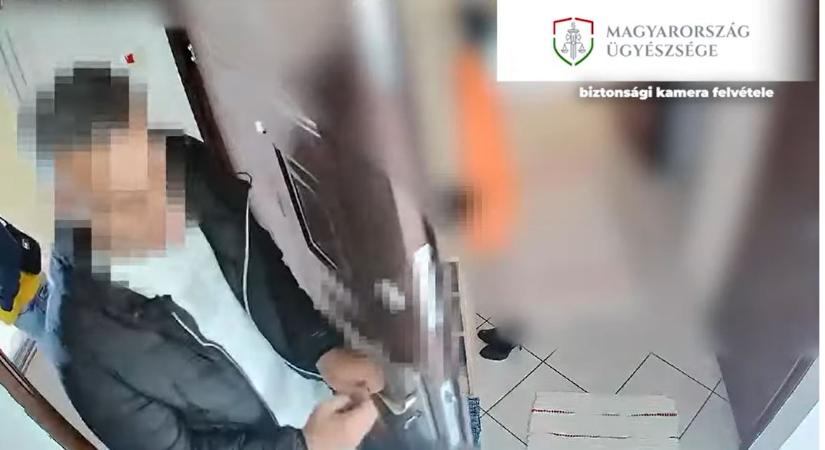 A lakás kamerája buktatta le az utazóbűnözőket – videóval