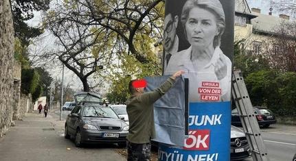 Miért tűnt el Soros György fiának keze a kormány plakátjairól?