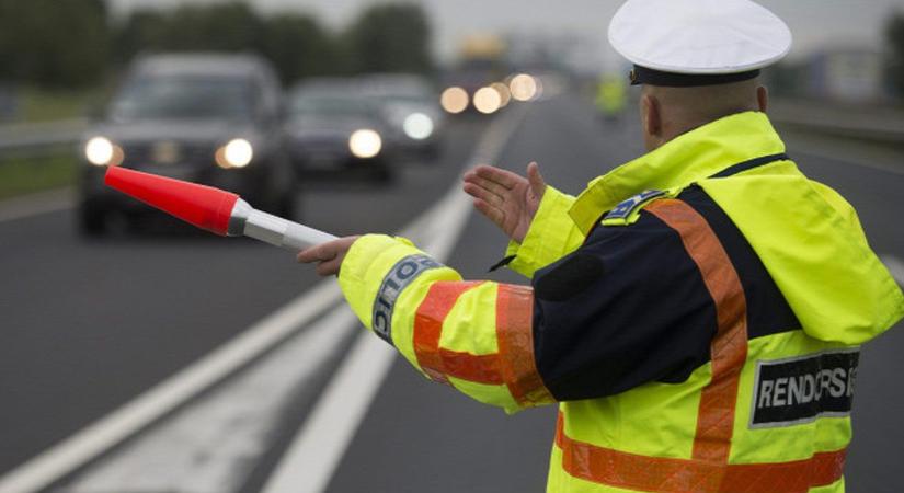 Karambol Hajdúhadháznál, sávzár a 4-esen!