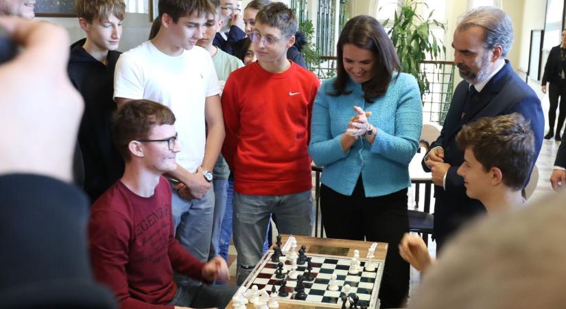 A Katona József Gimnáziumot is meglátogatta a köztársasági elnök Kecskeméten – galériával, videóval