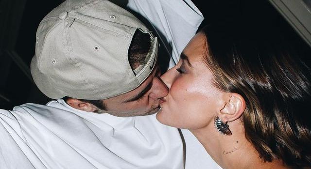 27 éves lett Hailey Bieber, imádnivaló videóval köszöntötte őt a férje