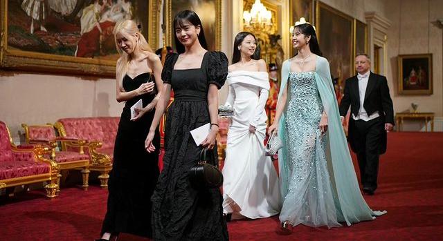 Blackpink a Buckingham-palotában: csodaszép estélyikben ragyogtak a lányok!