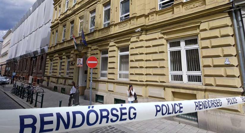 „Szörnyű látvány volt, mert láttuk lent feküdni a kövön” – leugrott a 3. emeletről egy budapesti gimnáziumban az egyik diák, búcsúlevelet hagyott az édesanyjának az elkeseredett fiú