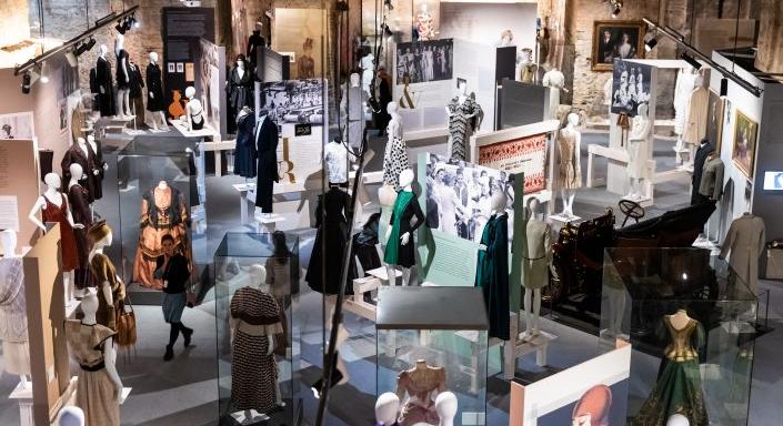 A divat a kor lenyomata, most megnézheti mennyie – Kiállításajánló fashionisztáknak