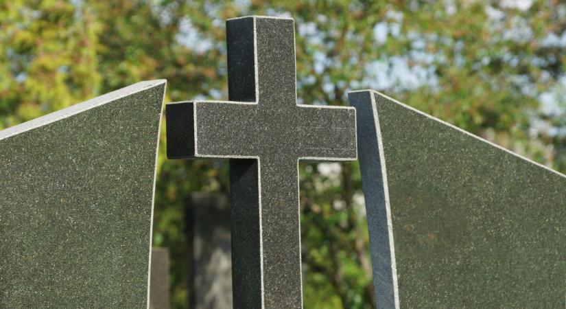 Új emlékművet szenteltek fel Békésben: ezért fogadták örökbe a gránitkeresztet