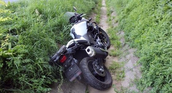 Hat év börtönre ítéltek egy bekokainozott autóst, aki miatt árokfalnak csapódott és meghalt egy motoros