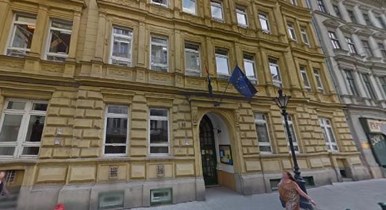 Súlyosak a Veres Pálné Gimnáziumban lezuhant fiú sérülései, osztálytársai szerint készült az öngyilkosságra