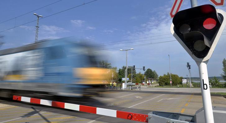 Egy nem működő sorompó miatt késnek a vonatok Szeged és Békéscsaba között