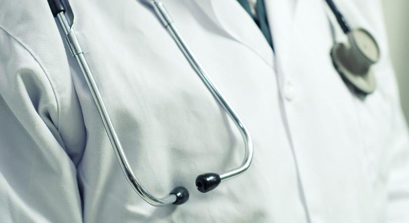 Hálapénz miatt vettek őrizetbe egy főorvost és egy asszisztenst
