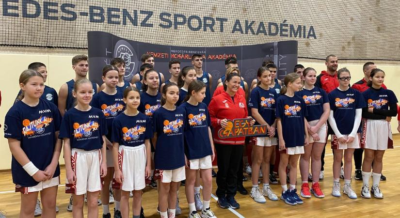 Kosárlabda edzéssel indította a napot Novák Katalin köztársasági elnök Kecskeméten – videóval