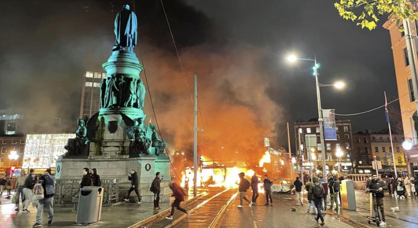 Zavargások, gyújtogatások Dublin utcáin a késelés után