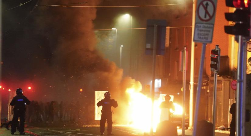 Lángokba borult Dublin a borzalmas migránsbűnözés miatt - videók