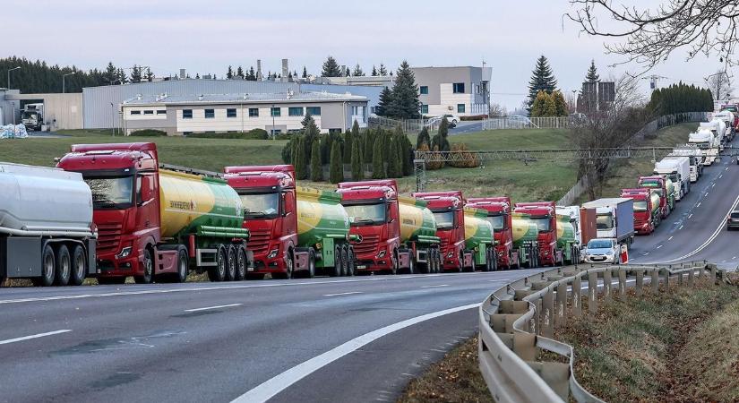 Ukrajna közölte: kimenekítik a kamionosokat a fagyhalál elől