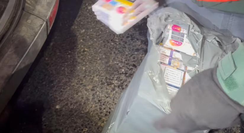 Redőnybe rejtett csempészcigit fogtak a pénzügyőrök Győrnél.