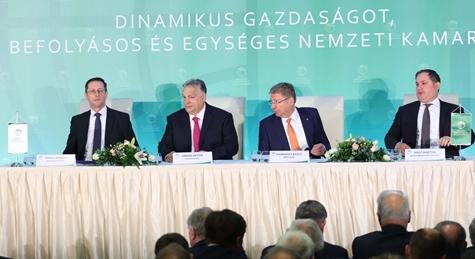 A jegybank meglepte Nagy Mártont és Parragh Lászlót egy Közgazdaságtan tökfejeknek tanulmánnyal