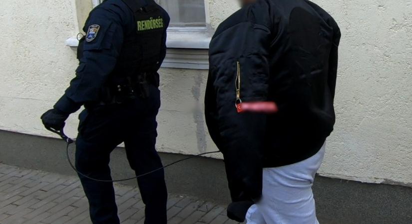 1000 Ft/pakk – Ennyiért árult drogot kamaszoknak a jászapáti díler: videón, ahogy lecsaptak rá a rendőrök