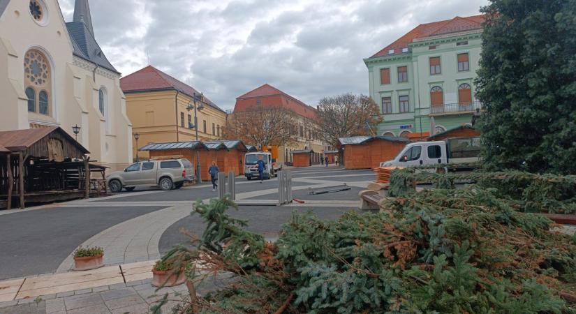 Már majdnem kész a kaposvári adventi vásár
