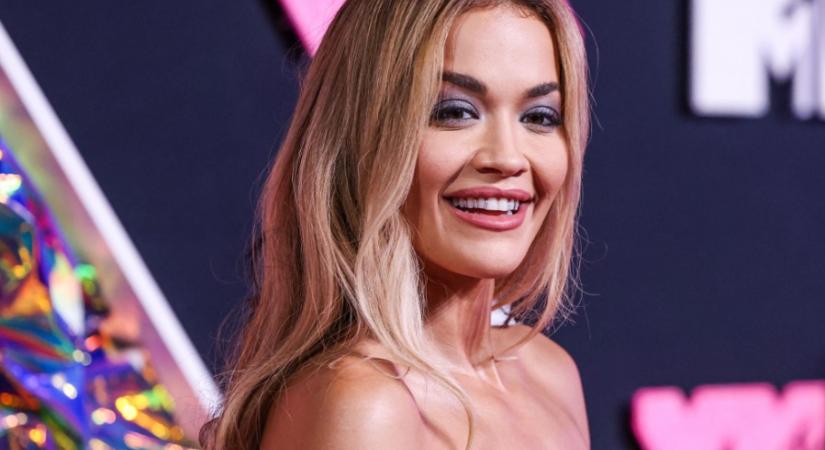 Rita Ora meztelenruhájánál nem látsz ma merészebbet, szó szerint semmit sem takart