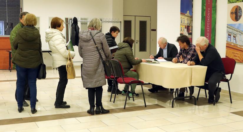 A szerzők dedikálták a Nagyatád Képeskönyvet