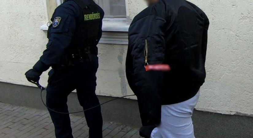 Otthonában teperték le a jászapáti drogdílert, kiporciózva találták meg nála a fehér port – videóval