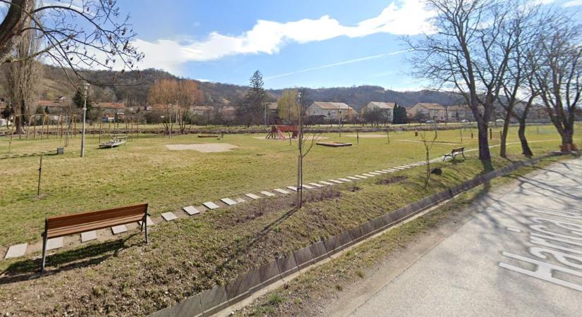 Új játszóeszközökkel bővül a sajószentpéteri park