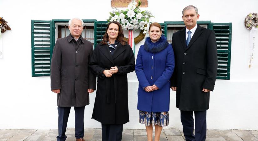 A Petőfi-emlékhelyeket is felkereste Kiskőrösön a köztársasági elnök – galériával, videóval