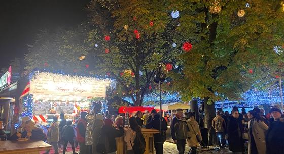 A marhapöri 5000, a sajtos-tejfölös lángos 2700 forint a Városháza karácsonyi élményparkjában