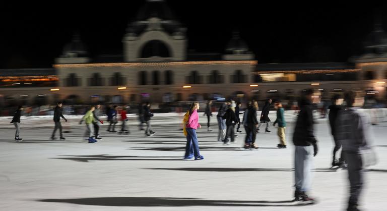 Megnyitotta kapuit a Budapesti Karácsonyi Vásár a Deák téren