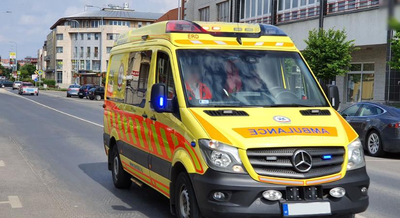 „Nem ezért fizetem a TB-t!” – panaszlevelet írt egy budapesti nő, mert útközben megállt a mentő egy idős férfi újraélesztése miatt