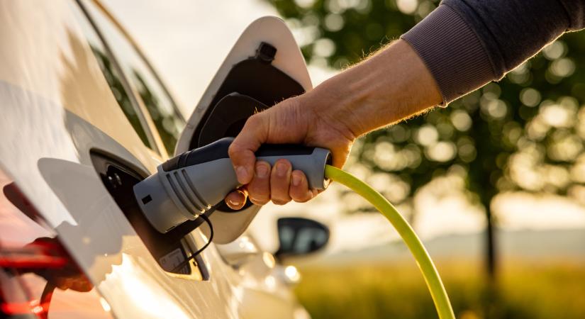 Berúgták az ajtót és alááraznak a kínaiak: ezek most a legolcsóbb elektromos autók Magyarországon