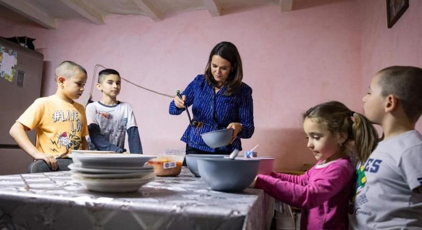 Egy tiszaalpári családot is meglátogatott a köztársasági elnök