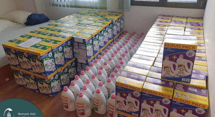 Váratlanul a NAV is bekukkantott a garázsvásárra, több száz liter hamis mosószerre bukkantak