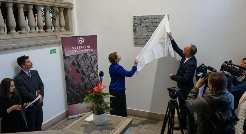 Fókuszban a Tapolcai Járásbíróság múltja- emléktábla avatás, könyvbemutató az intézményben