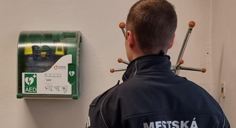 Defibrillátorral szerelték fel a komáromi városi rendőröket