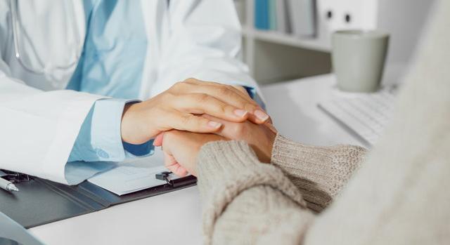 10 év börtönbüntetés várhat a nyíregyházi orvosra, aki többször fogadott el hálapénzt