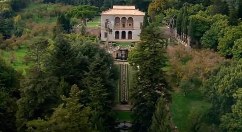 Titkos kert is rejlik a lenyűgöző Villa Farnese-ben