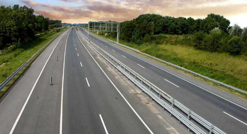 Lecsapott a NAV: hamis ruhát és rengeteg cigit rejtett a bolgár furgon