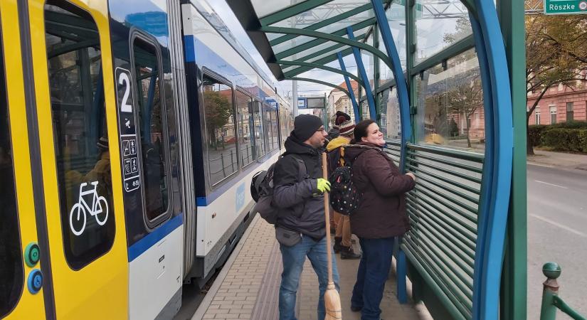 Szegeden tramtrain megállókat takarított a Kutyapárt – képgaléria