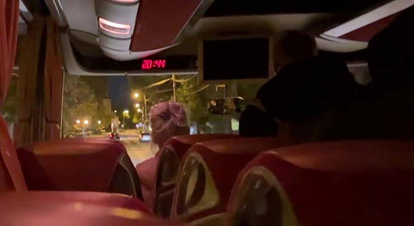 Vannak bajok: utasok mutatták az utat a vonatpótló busz sofőrjének – videó